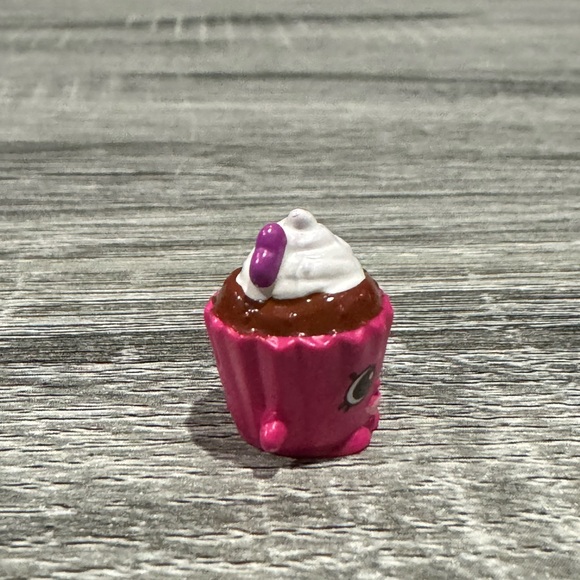 Shopkins | Food Fair Exclusive: Red Velvet Cupcake (CCQ_2) - Mini Figure - Picture 4 of 9
